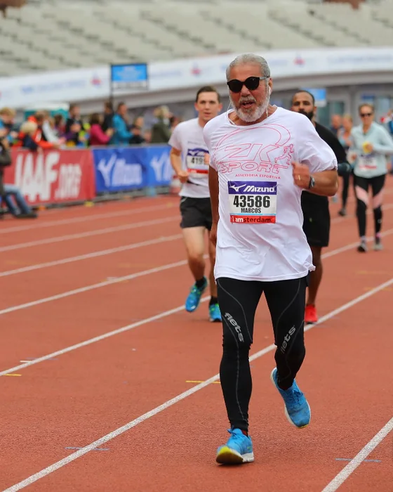 Marcos Pires na pista do estádio olímpico, na chegada da meia maratona de Amsterdam de 2018