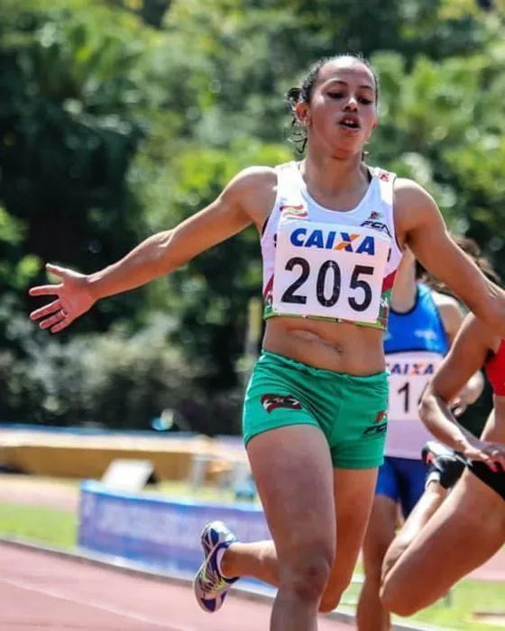 Karina da Rosa cruzando a linha de chegada