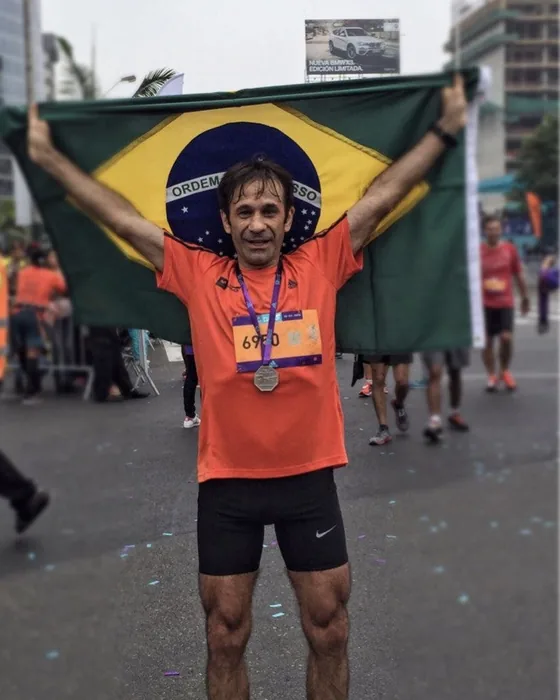 Gilson Mosqueta na chegada da maratona