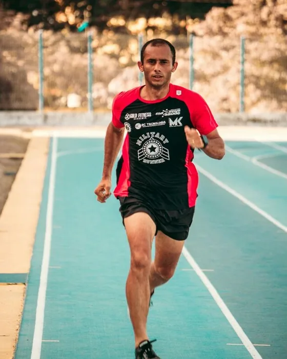 Roberto Bezerra correndo na pista