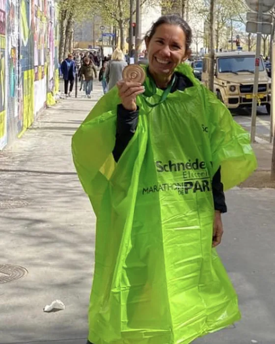 Natalia Braggio com a medalha da Maratona de Paris