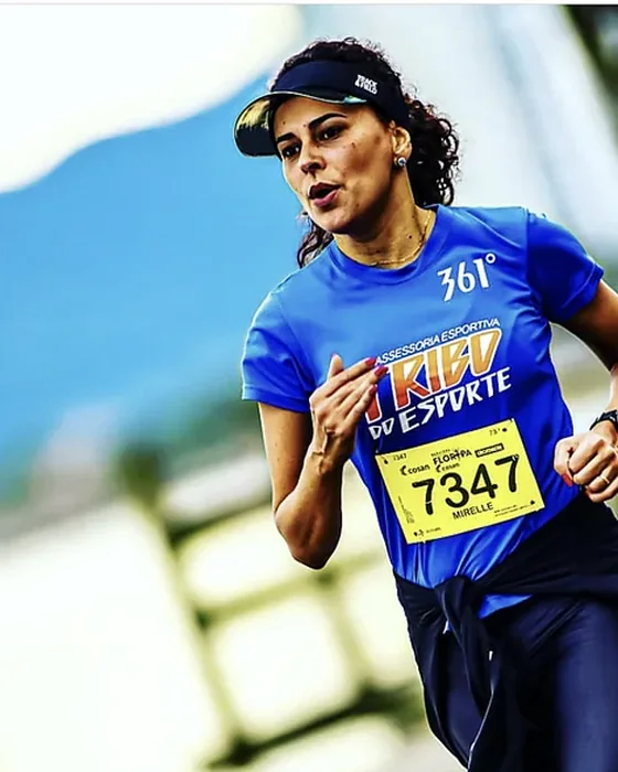 Mirelle Silveira correndo uma prova de 10 km