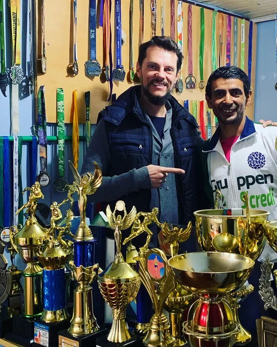 Jurandir de Jesus com Andrigo Zaar diante da estante de troféus