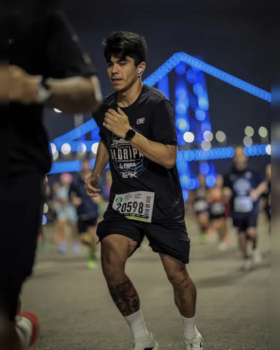 Adriel Silva correndo os 21 km da Maratona Internacional de Florianópolis